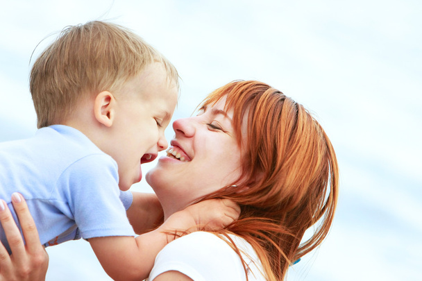 Außenporträt einer glücklichen Mutter und ihres Sohnes - Foto, Bild