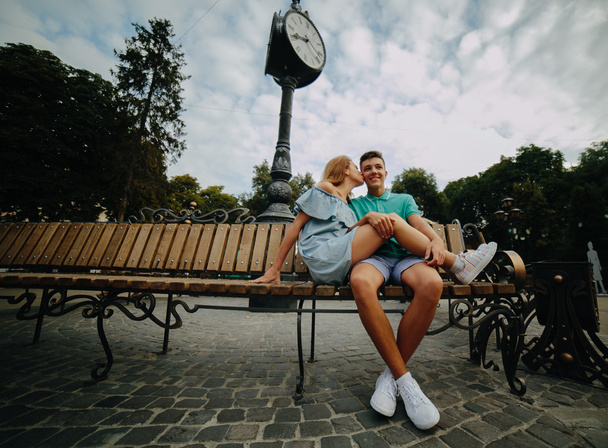 guy and girl sitting on a bench - Zdjęcie, obraz