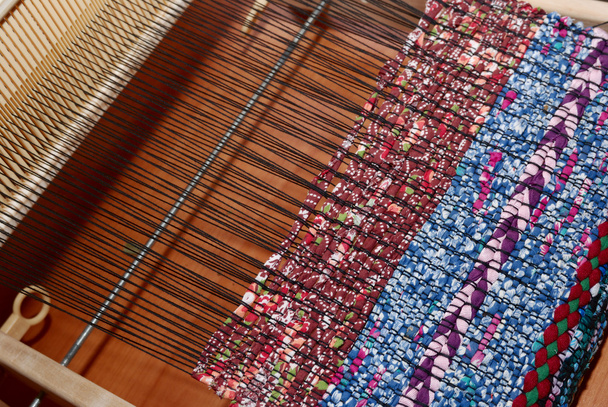 telar y tela tejida, patrón tradicional
 - Foto, imagen