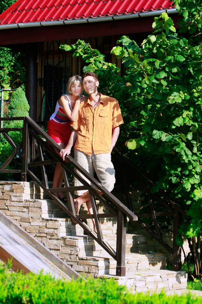 giovane coppia attraente sulle scale della loro nuova casa
 - Foto, immagini