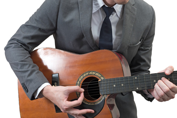 Επιχειρηματίας που παίζουν ακουστική κιθάρα που απομονώνονται σε λευκό φόντο - Φωτογραφία, εικόνα