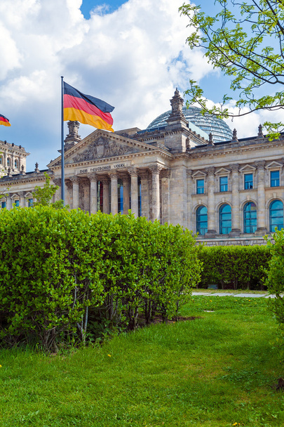 Le bâtiment du Parlement allemand le Reichstag et le drapeau
 - Photo, image