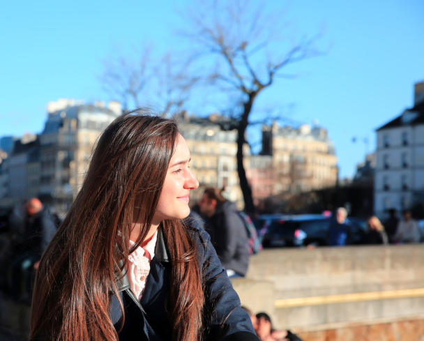 Κορίτσι όμορφο φοιτητής να διασκεδάσουν στο Παρίσι, Γαλλία  - Φωτογραφία, εικόνα
