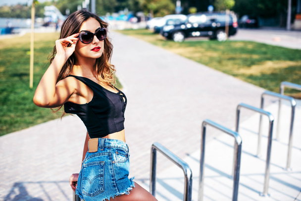 young pretty woman walking in the park - Foto, Imagen