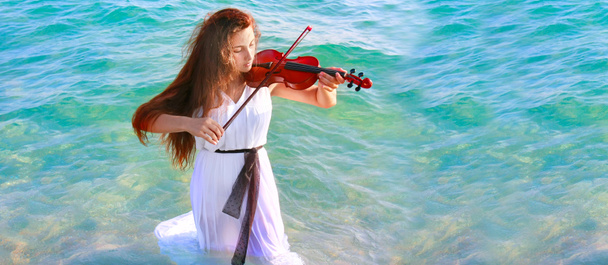 όμορφη κοπέλα παίζει βιολί στο νερό - Φωτογραφία, εικόνα