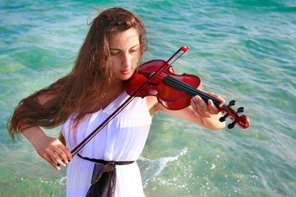 beautifl meisje viool spelen op zee achtergrond - Foto, afbeelding