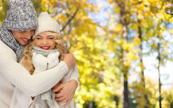 gelukkige paar in warme kleren over herfst - Foto, afbeelding