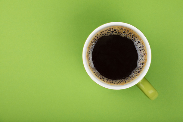 緑の完全な大きいカップでコーヒー アメリカーノ ブラック - 写真・画像