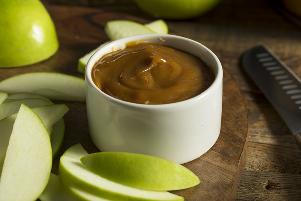 Sweet Homemade Caramel Dip with Sliced Apples - Foto, Bild