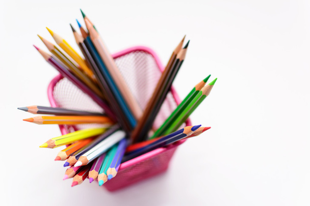 χρωματιστά μολύβια και έντονη penholder θολή - Φωτογραφία, εικόνα