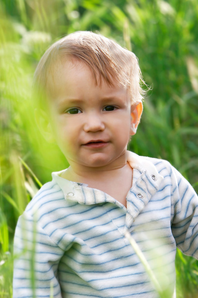 bébé garçon perplexe dans l'herbe haute
 - Photo, image