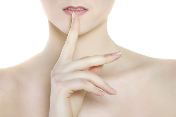 крупним планом приваблива жінка з пальцем на губах
 - Фото, зображення