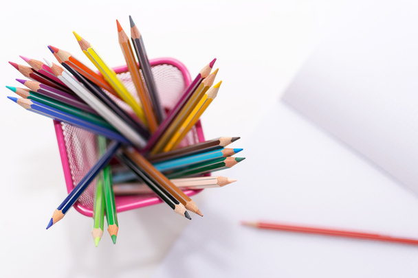 barevné tužky a copybook rozmazané - Fotografie, Obrázek