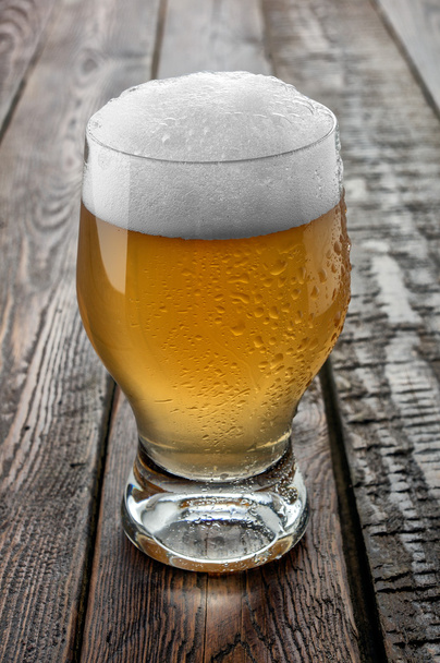 Cerveza de vidrio sobre mesa de madera
 - Foto, imagen
