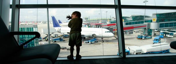 κουρασμένος αγόρι σε φόντο παράθυρο αεροδρόμιο - Φωτογραφία, εικόνα