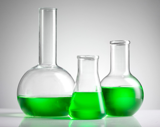 test-buizen met groene vloeistof - Foto, afbeelding