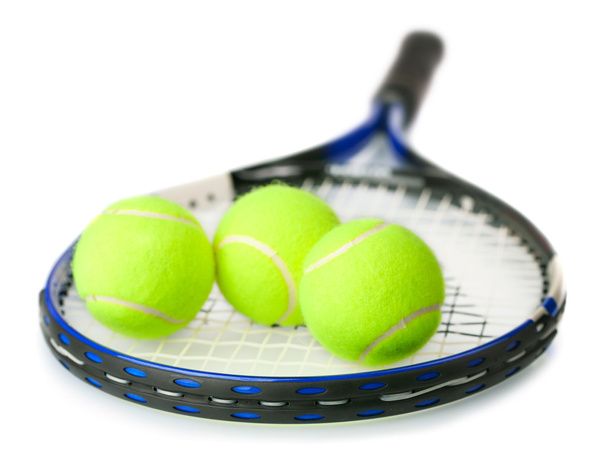 Tennisschläger mit gelben Tennisbällen - Foto, Bild