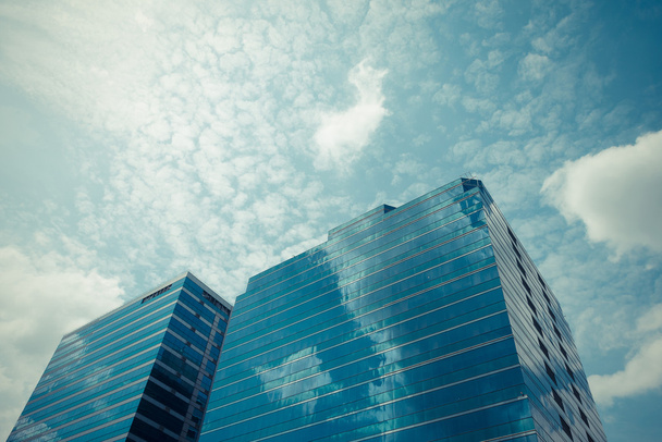 Edifício de escritório de vidro com céu azul
 - Foto, Imagem