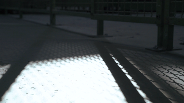 Man wandelen alleen 's nachts in de fabriek. de silhouet van de schaduw van de persoon. 4k - Video