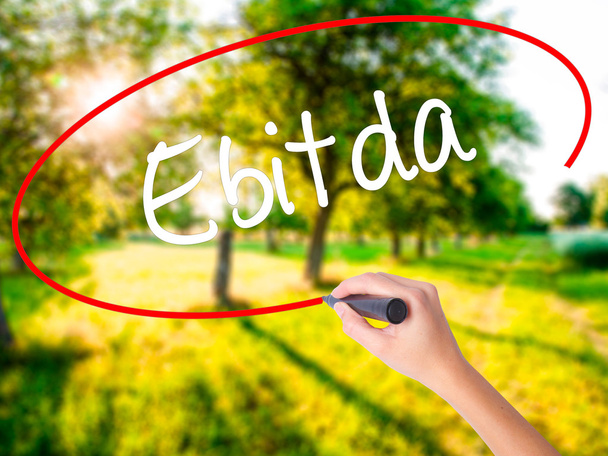 Nainen Käsi Kirjoittaminen Ebitda merkki yli läpinäkyvä aluksella
  - Valokuva, kuva