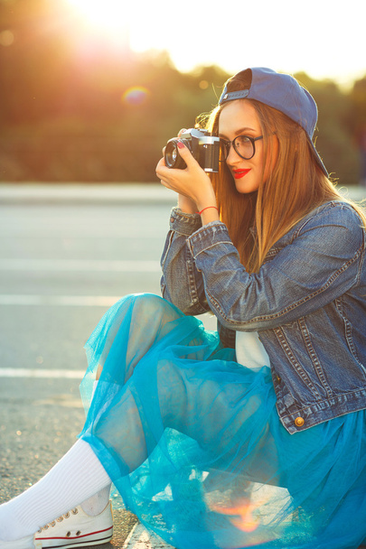 Hipster dziewczyna z stary aparat - Zdjęcie, obraz