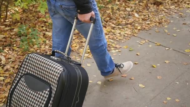Ο άνθρωπος με την βαλίτσα περπατώντας στο πεζοδρόμιο - Πλάνα, βίντεο