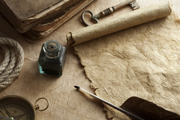 Rollo de papel antiguo, pluma de pluma y brújula
 - Foto, Imagen
