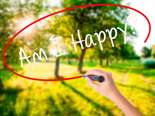 Женщина пишет, счастлива ли я? с маркером над прозрачным
 - Фото, изображение