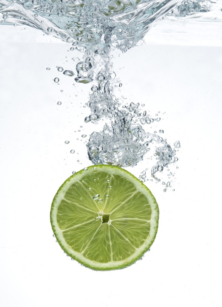 Lime dropped in a water - Zdjęcie, obraz