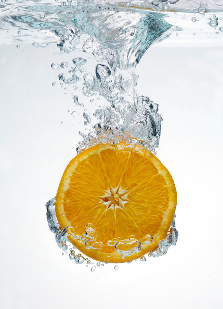 水にオレンジ - 写真・画像