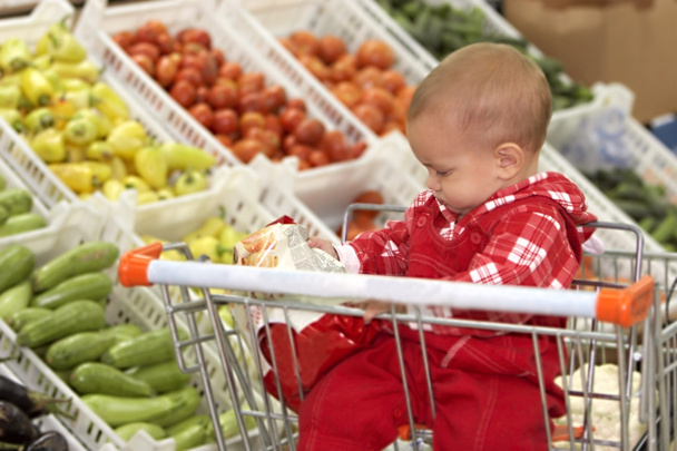 baby in supermarkt - Foto, afbeelding