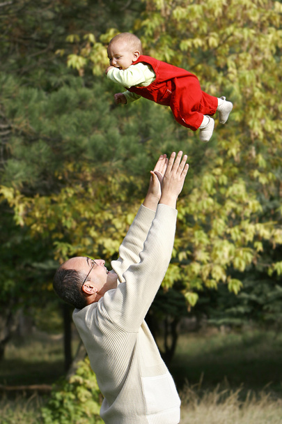 Giovane padre che gioca con suo figlio
 - Foto, immagini