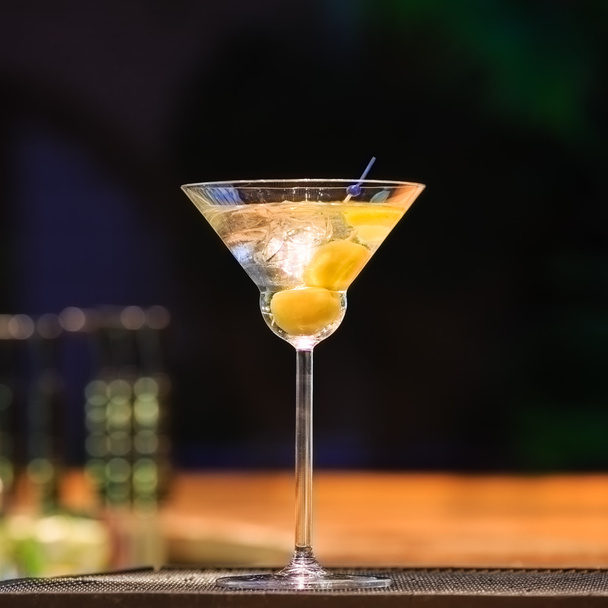 Martini en el mostrador del bar. Cóctel clásico en el bar
 - Foto, Imagen