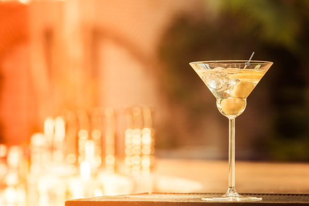 Martini aan de bar teller. Klassieke cocktail in de bar - Foto, afbeelding