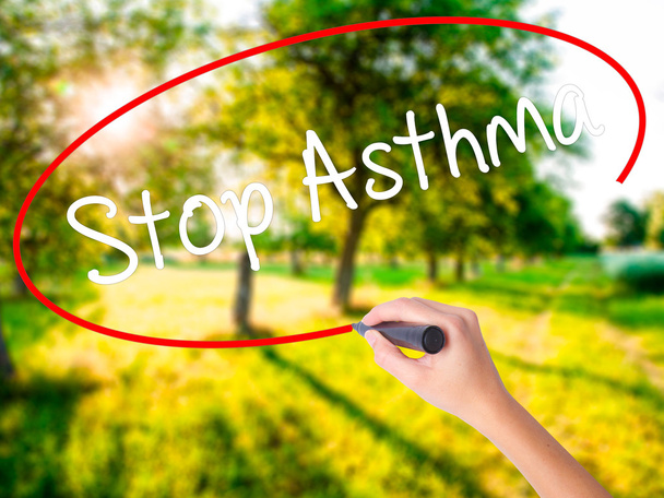 Žena ruční psaní zastavit astma fixou přes transparentní bo - Fotografie, Obrázek