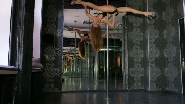  Übungen an der Stange attraktiver Pole-Tänzerinnen. 4k 3840x2160 - Filmmaterial, Video