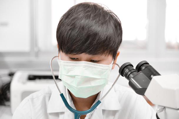 Azië wetenschapper werken in biologische laboratorium. - Foto, afbeelding