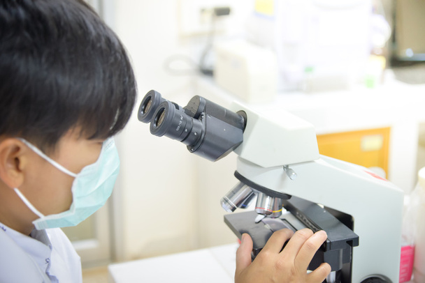 Asia científico trabajando en laboratorio biológico
. - Foto, imagen