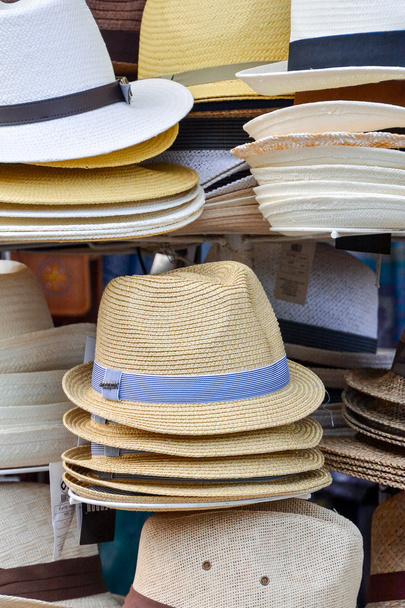 Зоряні капелюхи на продаж висять на стіні
 - Фото, зображення