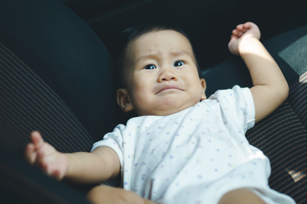 車の座席にあるアジアの赤ちゃん - 写真・画像