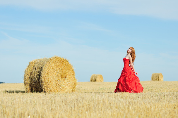 novia en vestido de novia rojo en un campo
 - Foto, Imagen