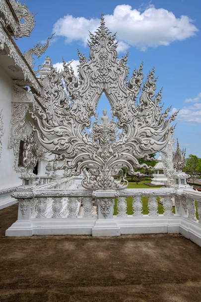 Taibei Chiang Rai White Temple is also known as: Long Kun Temple, Temple of Emmanuel or White Dragon Temple (Wat Rong Khun) - Φωτογραφία, εικόνα