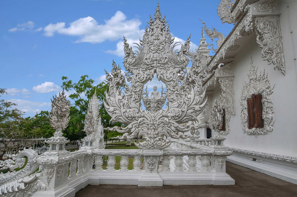 Taibei Chiang Rai White Temple is also known as: Long Kun Temple, Temple of Emmanuel or White Dragon Temple (Wat Rong Khun) - Фото, изображение