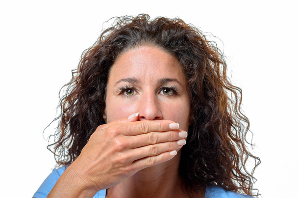 junge Frau bedeckt ihren Mund mit der Hand - Foto, Bild