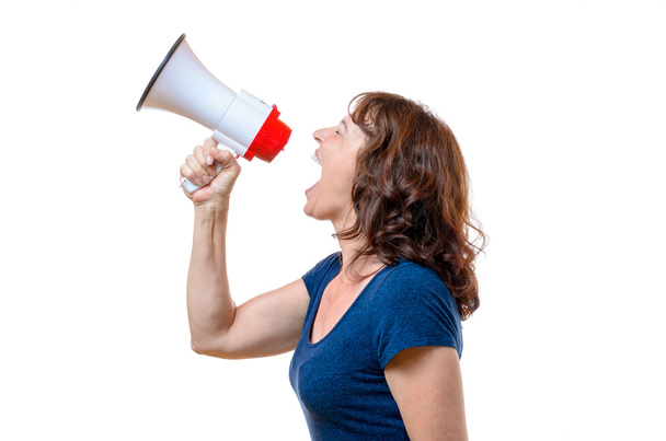 Жінка середнього віку кричить на мегафон
 - Фото, зображення