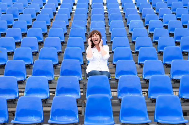 スタジアムで孤独な中年女性 - 写真・画像
