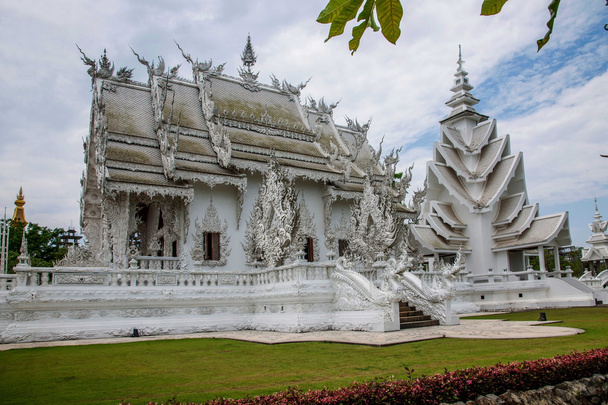 Taibei Chiang Rai White Temple is also known as: Long Kun Temple, Temple of Emmanuel or White Dragon Temple (Wat Rong Khun) - Foto, imagen