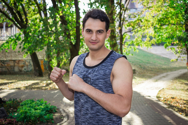 Człowiek młody fitness przygotowuje dla szkolenia treningu boksu - Zdjęcie, obraz
