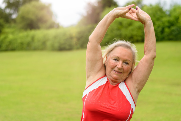 Вмістити старшу жінку, що виконує вправи з йоги
 - Фото, зображення