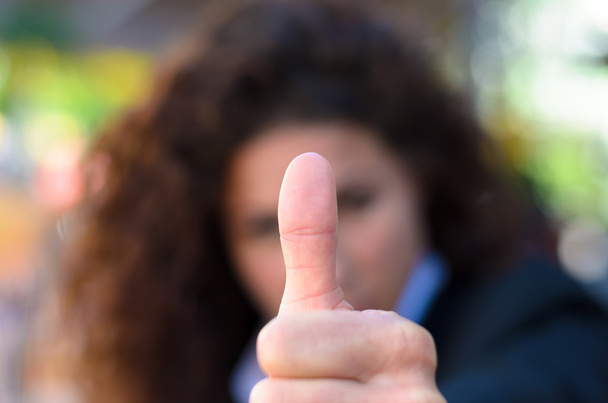 Молодая женщина подает большой палец вверх жестом
 - Фото, изображение